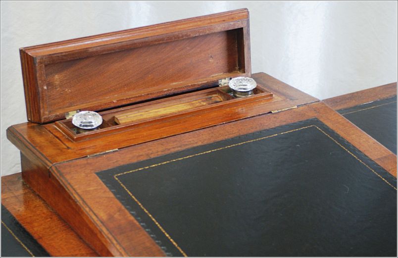 4032 Antique Walnut Dickens Desk (8)